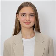 Étudiante en deuxième d’année d’école de commerce, propose des cours de soutien scolaire.